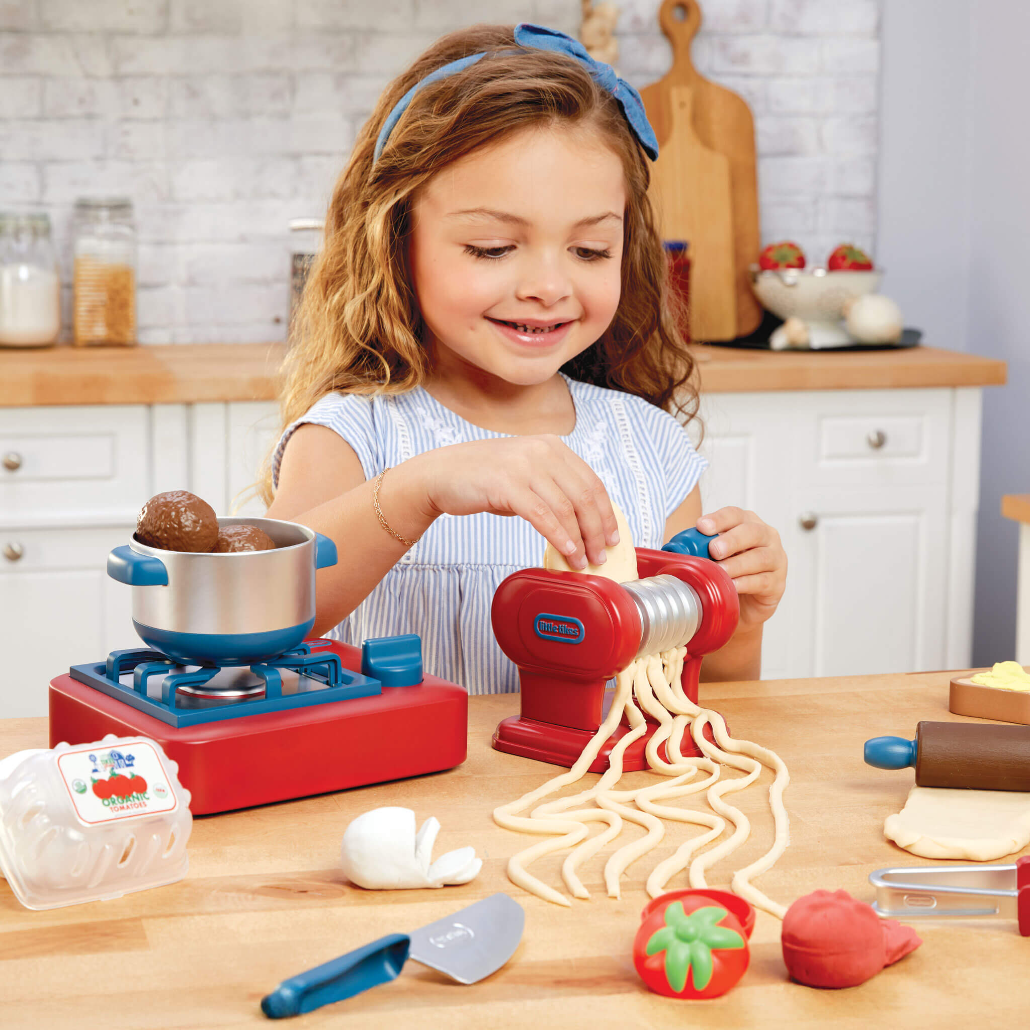 Creative Chefs™ Italian Restaurant Kit - Restaurant Play Set with Pasta Maker and Recipe Cards with Preparing, Cooking and Serving Adventures